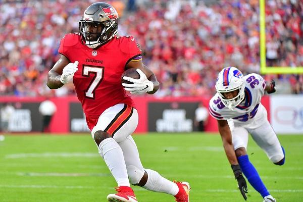 Leonard Fournette ja Tampa Bay Buccaneers allekirjoittivat uuden kolmivuotisen sopimuksen